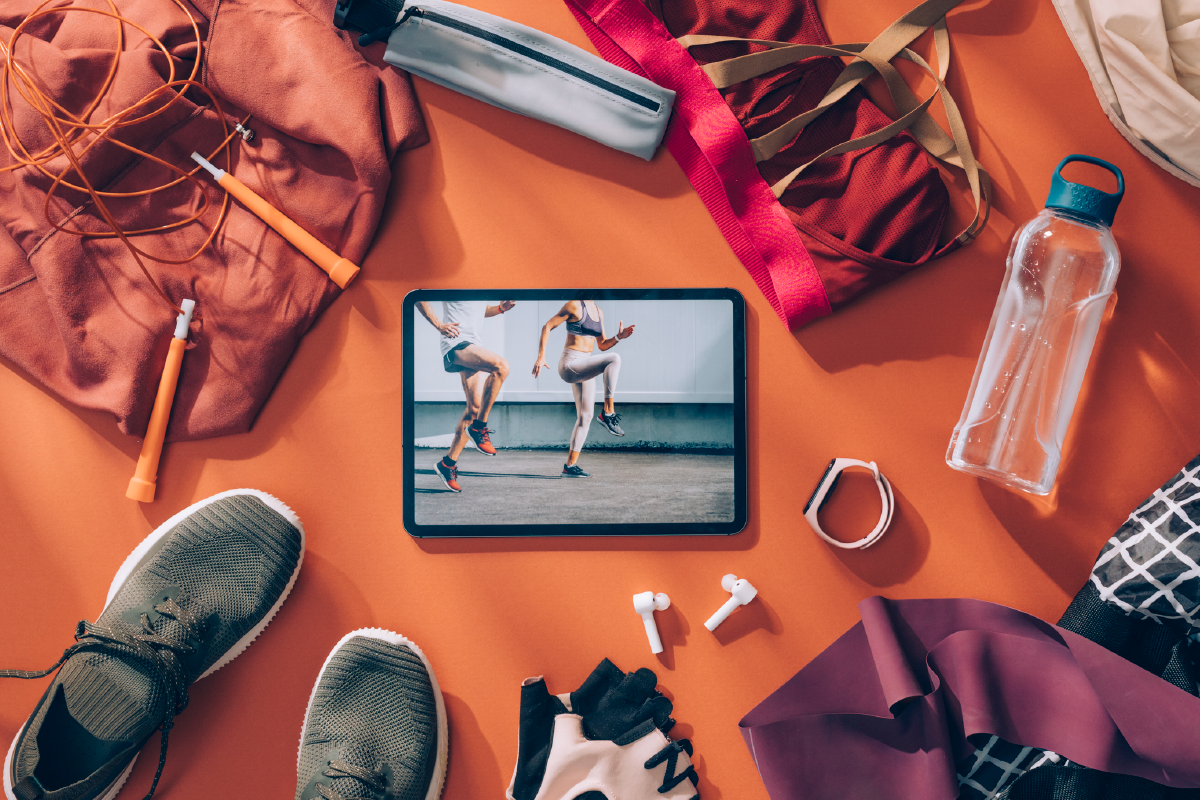 Tablet com pessoas de exercitando e roupas de ginástica. São os produtos mais vendidos na internet