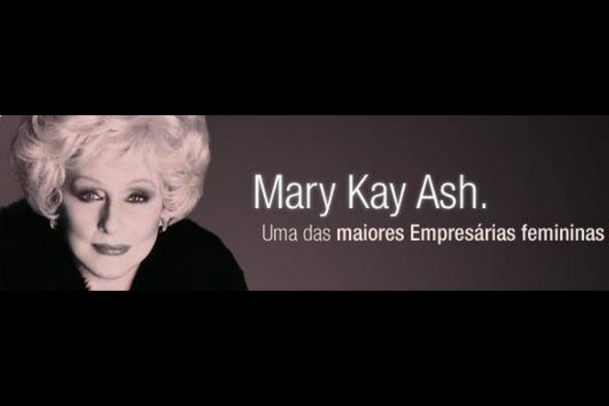 Mary Kay Ash. Ao seu lado, seu nome escrito e a frase "uma das maiores empresárias femininas"
