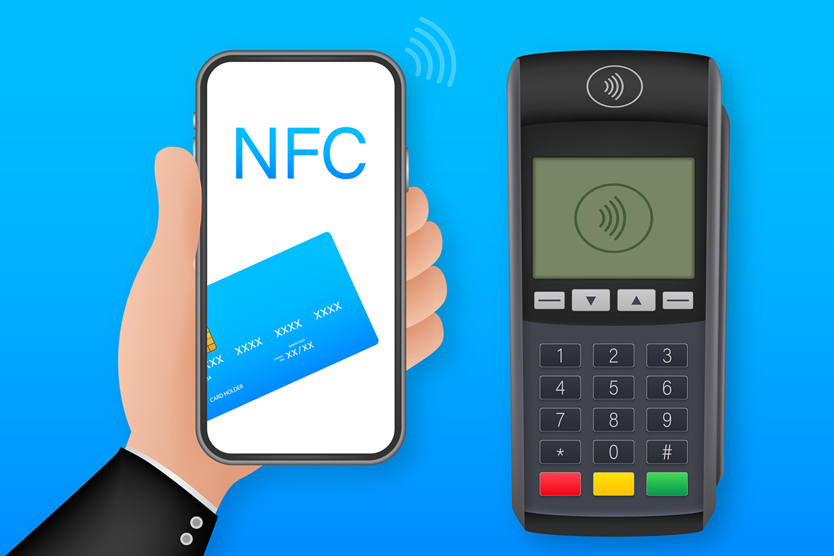 Pessoa fazendo pagamento por aproximação com máquina de cartão e celular. Na tela, está escrito NFC