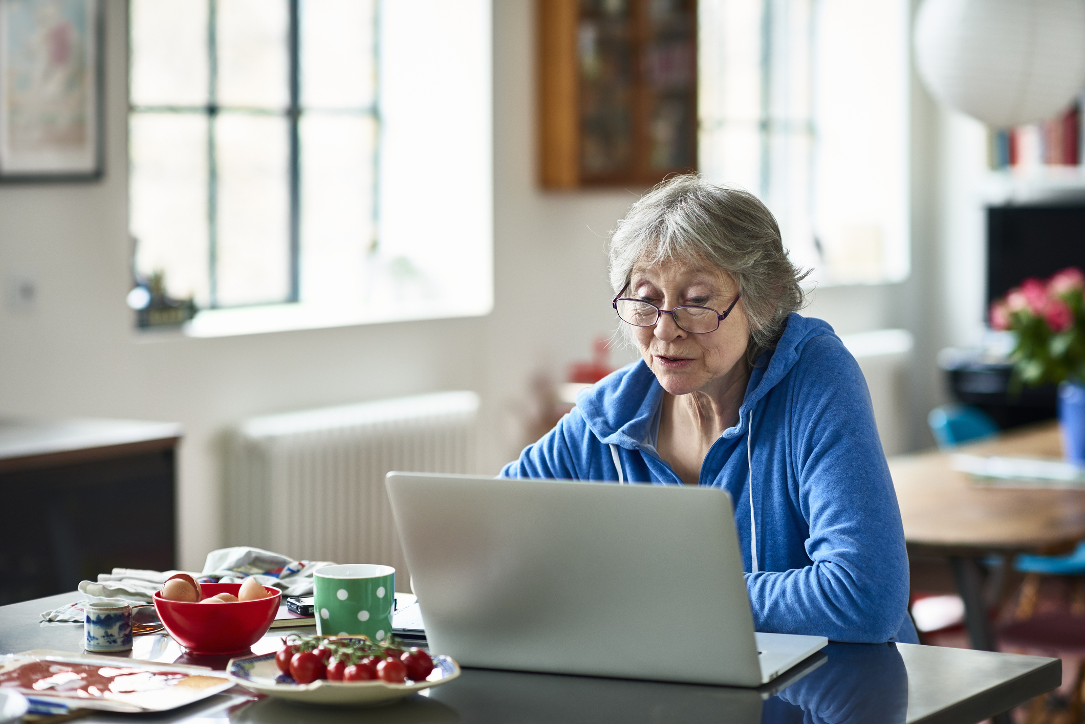 Mulher idosa assistindo curso para empreendedores em computador