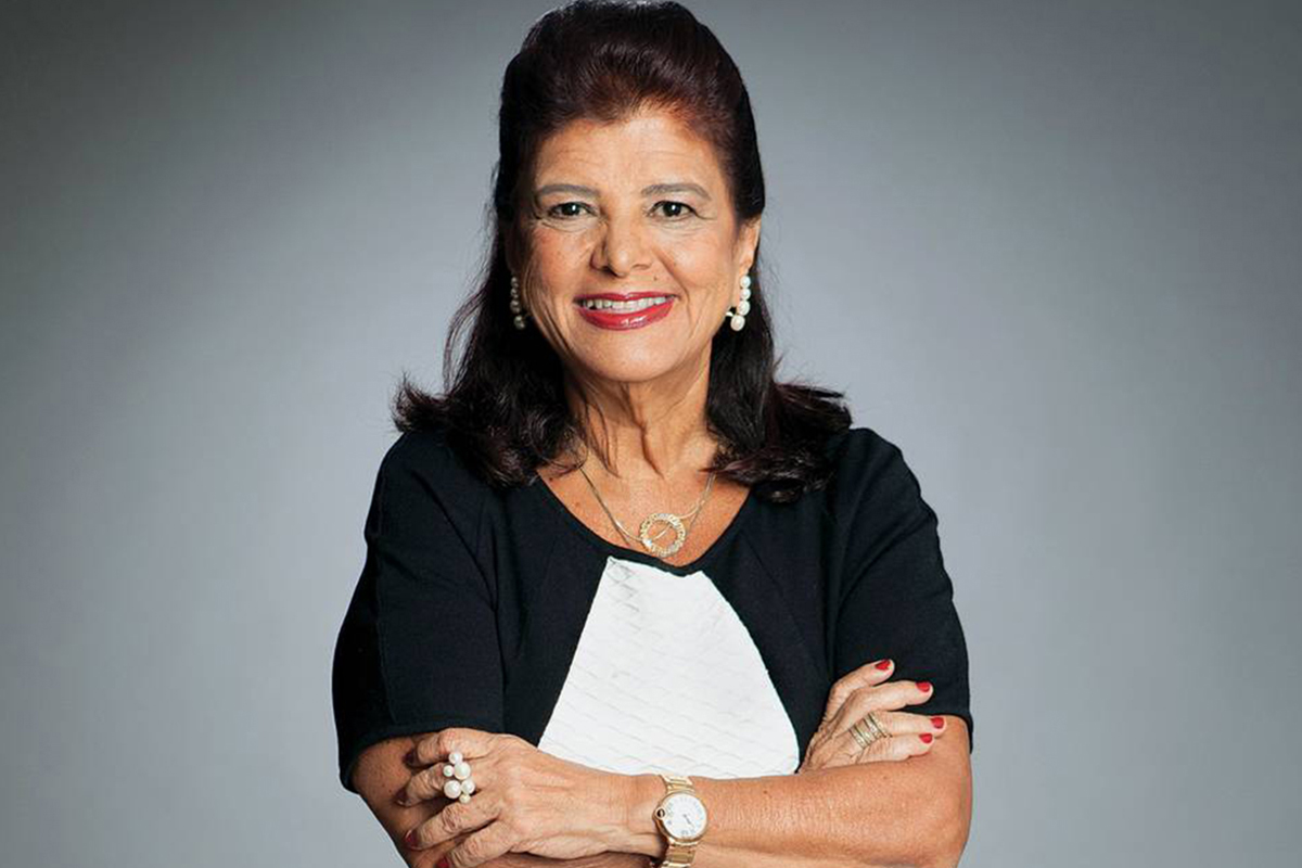  Luiza Trajano, fundadora da Maganize Luíza e empreendedora de sucesso posando para a foto
