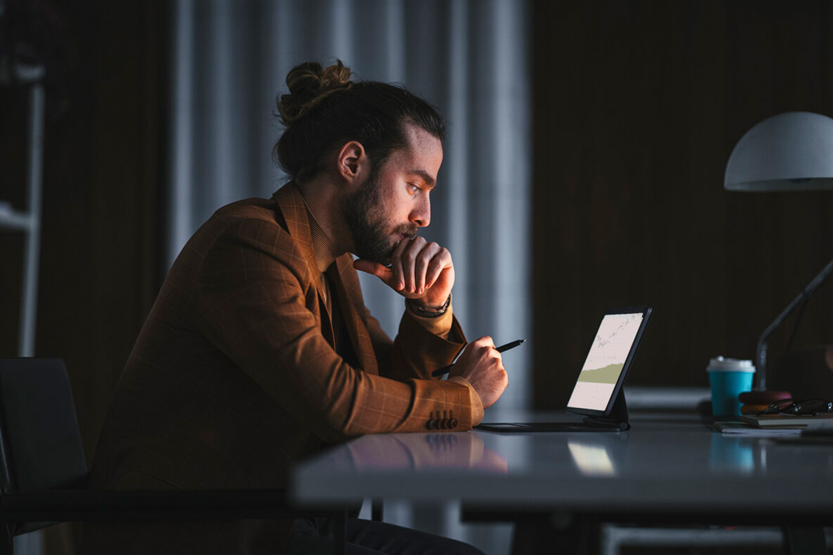 Homem concentrado estudando em computador sobre como aumentar as vendas